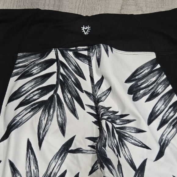 Betsey Johnson Black and White Leaf Pattern Leggings - Picture 4 of 6